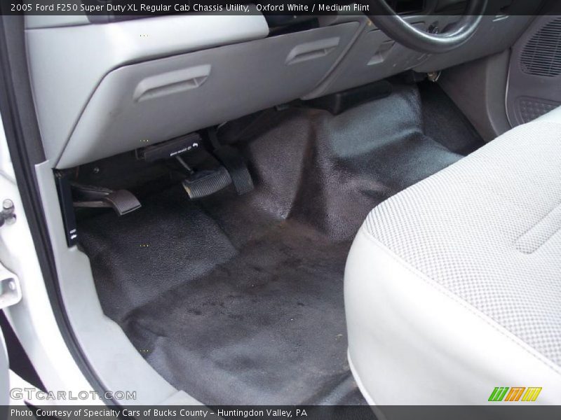 Oxford White / Medium Flint 2005 Ford F250 Super Duty XL Regular Cab Chassis Utility