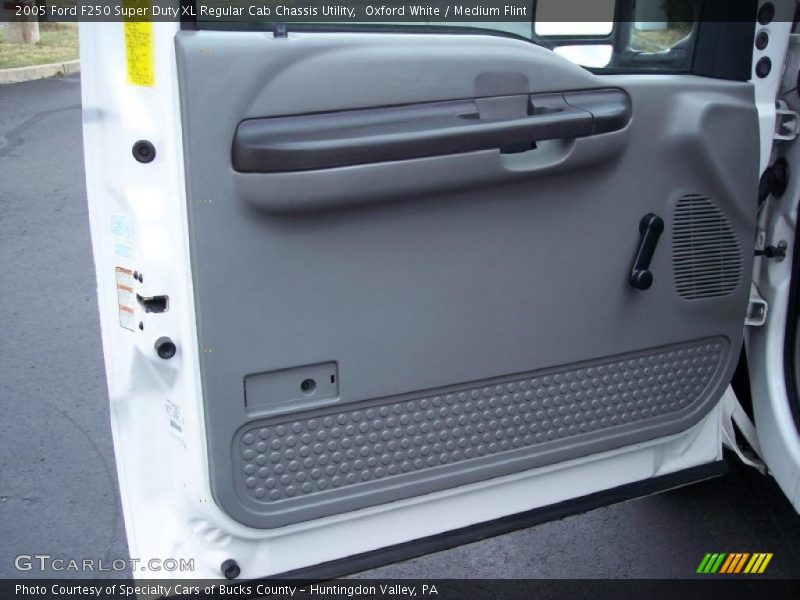 Oxford White / Medium Flint 2005 Ford F250 Super Duty XL Regular Cab Chassis Utility