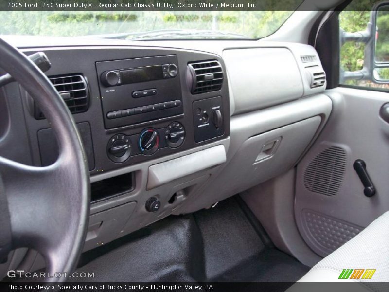 Oxford White / Medium Flint 2005 Ford F250 Super Duty XL Regular Cab Chassis Utility