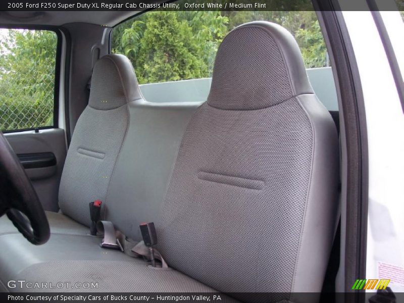 Oxford White / Medium Flint 2005 Ford F250 Super Duty XL Regular Cab Chassis Utility
