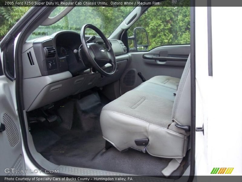 Oxford White / Medium Flint 2005 Ford F250 Super Duty XL Regular Cab Chassis Utility