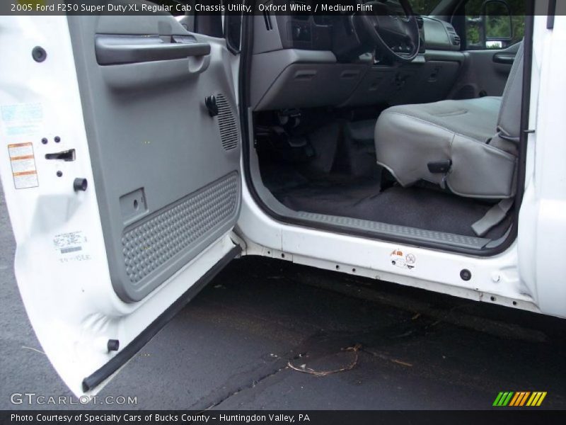 Oxford White / Medium Flint 2005 Ford F250 Super Duty XL Regular Cab Chassis Utility