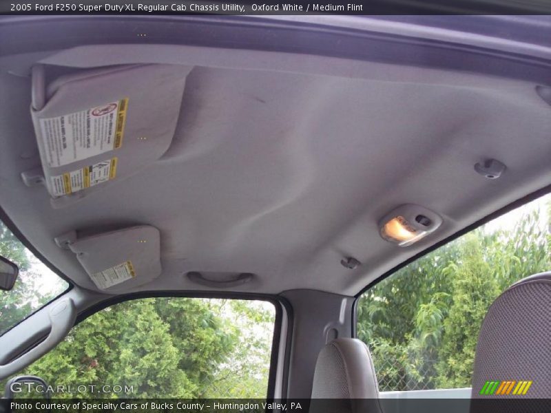 Oxford White / Medium Flint 2005 Ford F250 Super Duty XL Regular Cab Chassis Utility