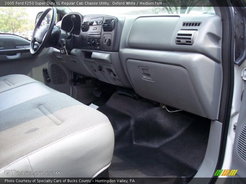 Oxford White / Medium Flint 2005 Ford F250 Super Duty XL Regular Cab Chassis Utility