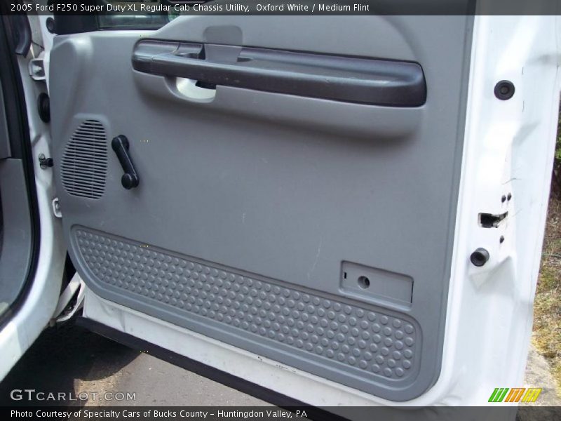 Oxford White / Medium Flint 2005 Ford F250 Super Duty XL Regular Cab Chassis Utility