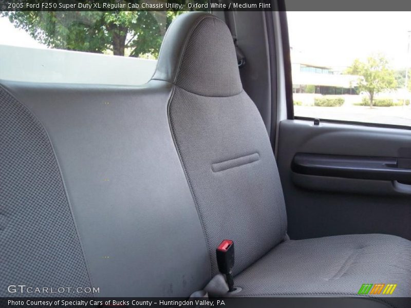 Oxford White / Medium Flint 2005 Ford F250 Super Duty XL Regular Cab Chassis Utility