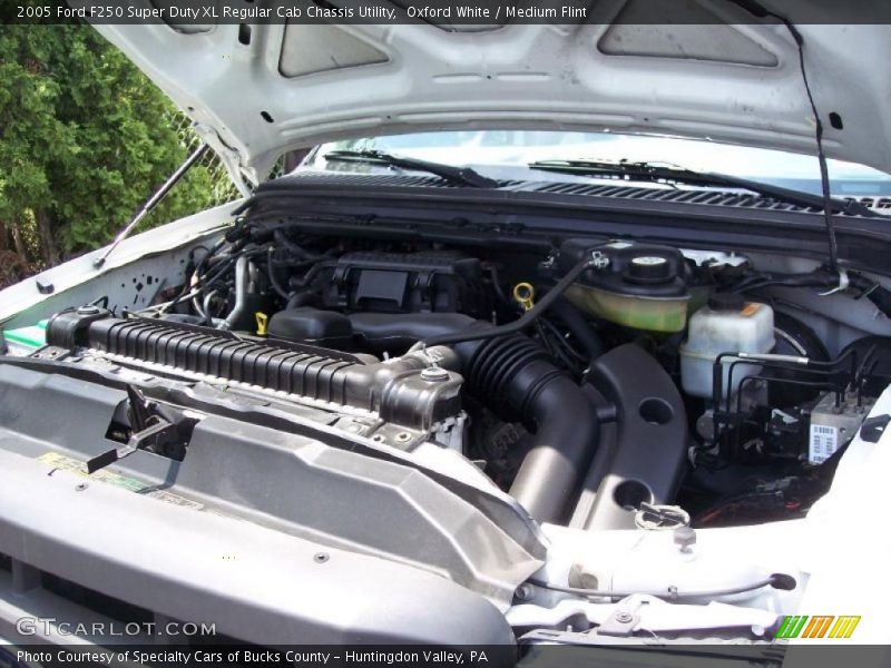 Oxford White / Medium Flint 2005 Ford F250 Super Duty XL Regular Cab Chassis Utility