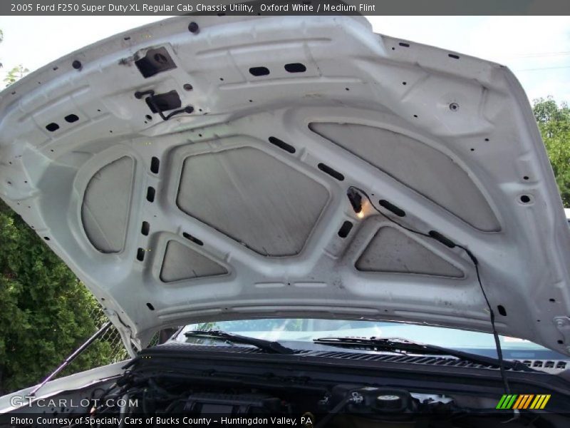 Oxford White / Medium Flint 2005 Ford F250 Super Duty XL Regular Cab Chassis Utility