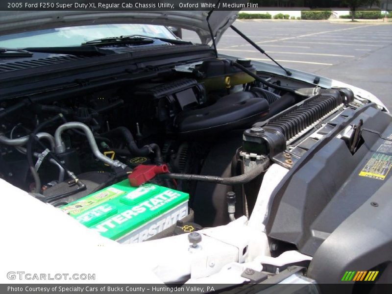 Oxford White / Medium Flint 2005 Ford F250 Super Duty XL Regular Cab Chassis Utility