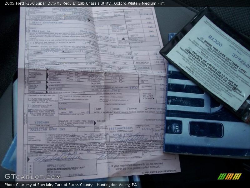 Oxford White / Medium Flint 2005 Ford F250 Super Duty XL Regular Cab Chassis Utility