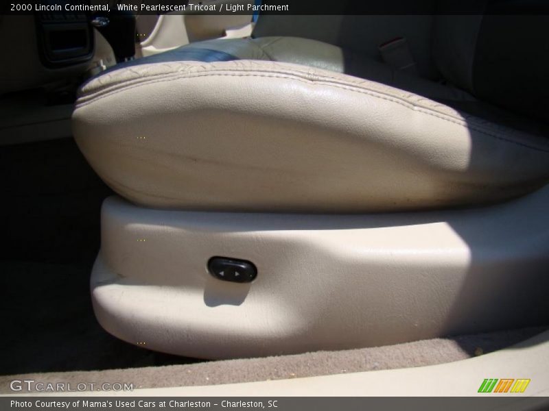 White Pearlescent Tricoat / Light Parchment 2000 Lincoln Continental