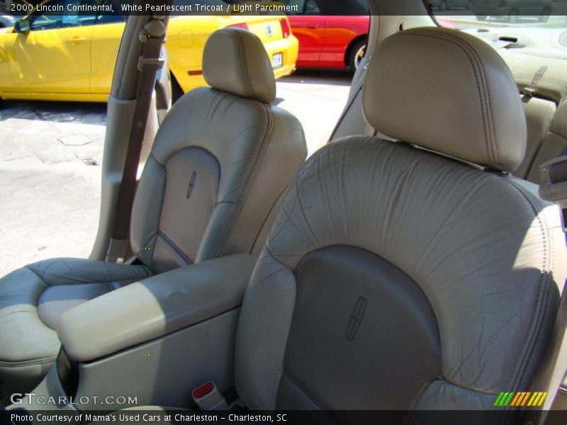 White Pearlescent Tricoat / Light Parchment 2000 Lincoln Continental