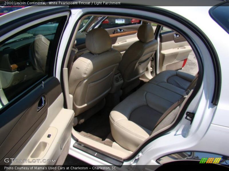 White Pearlescent Tricoat / Light Parchment 2000 Lincoln Continental