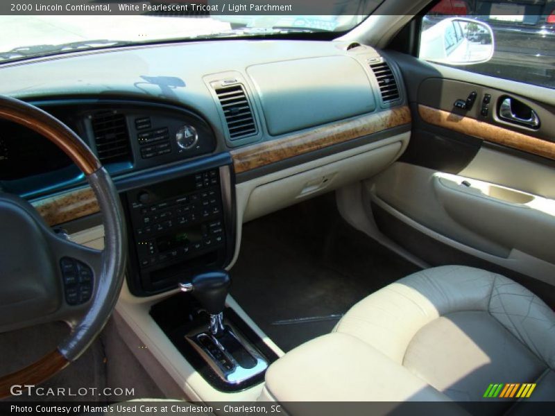 White Pearlescent Tricoat / Light Parchment 2000 Lincoln Continental