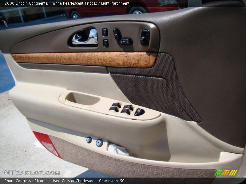White Pearlescent Tricoat / Light Parchment 2000 Lincoln Continental