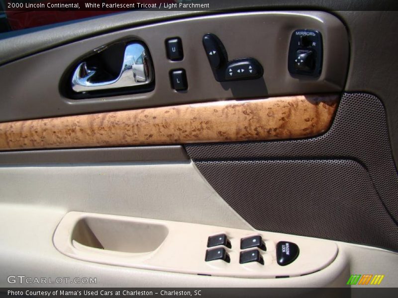 White Pearlescent Tricoat / Light Parchment 2000 Lincoln Continental