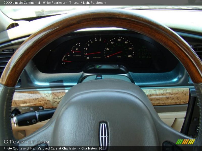 White Pearlescent Tricoat / Light Parchment 2000 Lincoln Continental