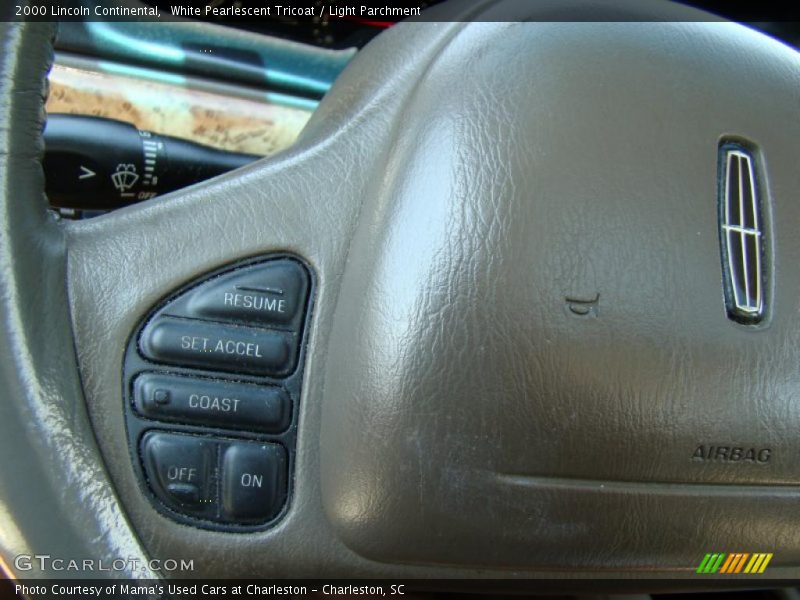 White Pearlescent Tricoat / Light Parchment 2000 Lincoln Continental