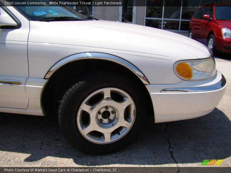 White Pearlescent Tricoat / Light Parchment 2000 Lincoln Continental