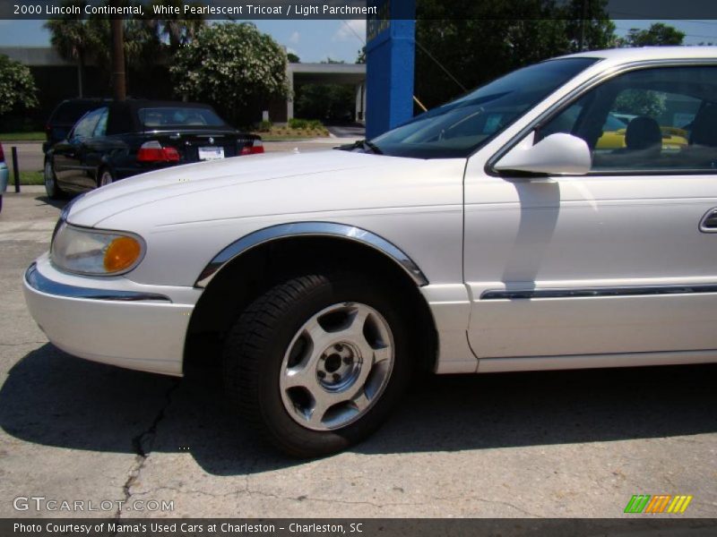 White Pearlescent Tricoat / Light Parchment 2000 Lincoln Continental