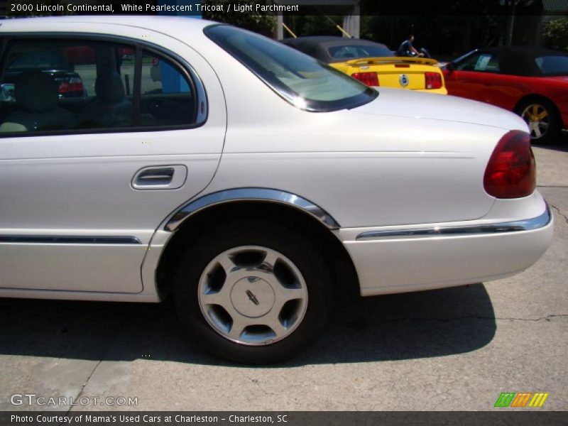 White Pearlescent Tricoat / Light Parchment 2000 Lincoln Continental