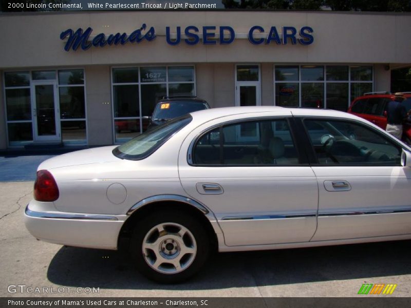 White Pearlescent Tricoat / Light Parchment 2000 Lincoln Continental