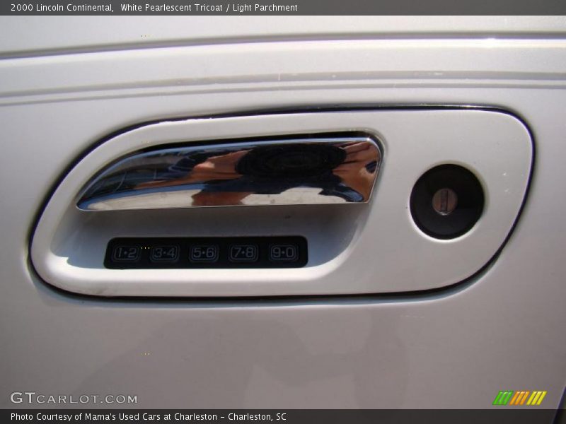 White Pearlescent Tricoat / Light Parchment 2000 Lincoln Continental