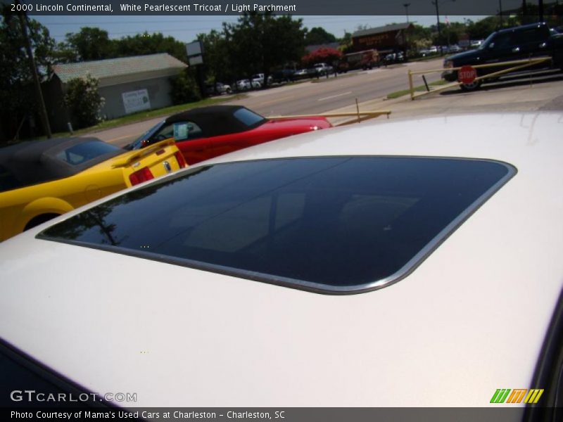 White Pearlescent Tricoat / Light Parchment 2000 Lincoln Continental