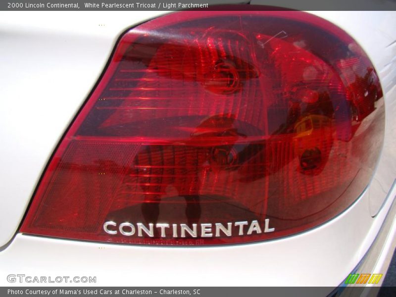 White Pearlescent Tricoat / Light Parchment 2000 Lincoln Continental