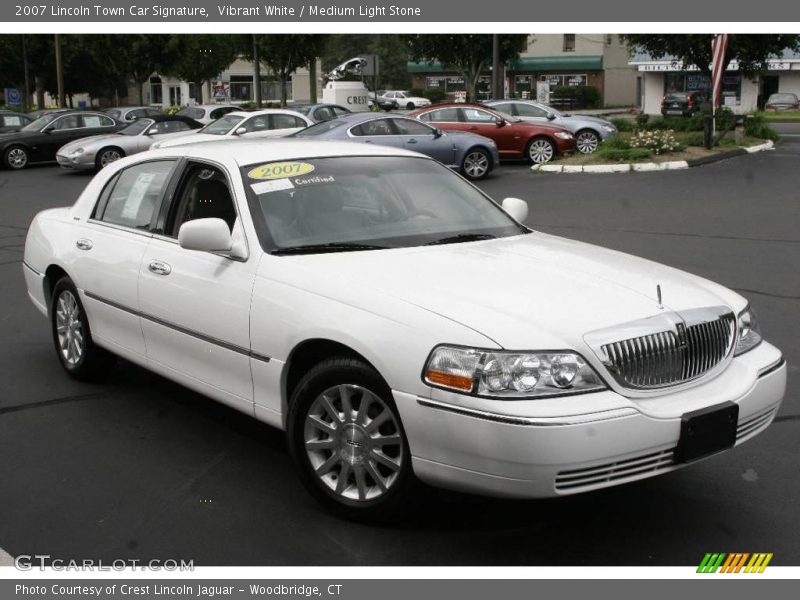 Vibrant White / Medium Light Stone 2007 Lincoln Town Car Signature