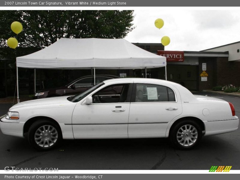 Vibrant White / Medium Light Stone 2007 Lincoln Town Car Signature