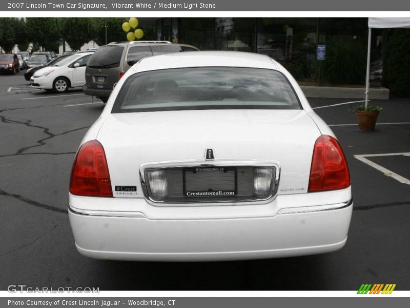 Vibrant White / Medium Light Stone 2007 Lincoln Town Car Signature