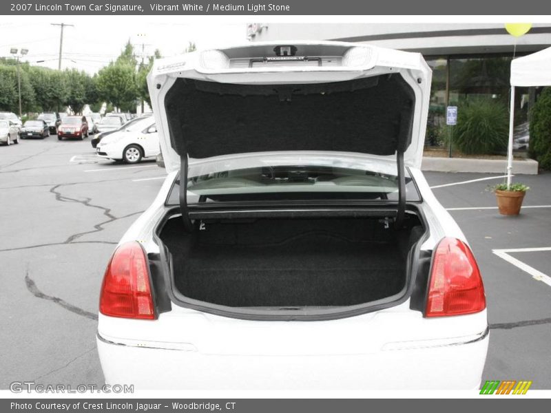 Vibrant White / Medium Light Stone 2007 Lincoln Town Car Signature