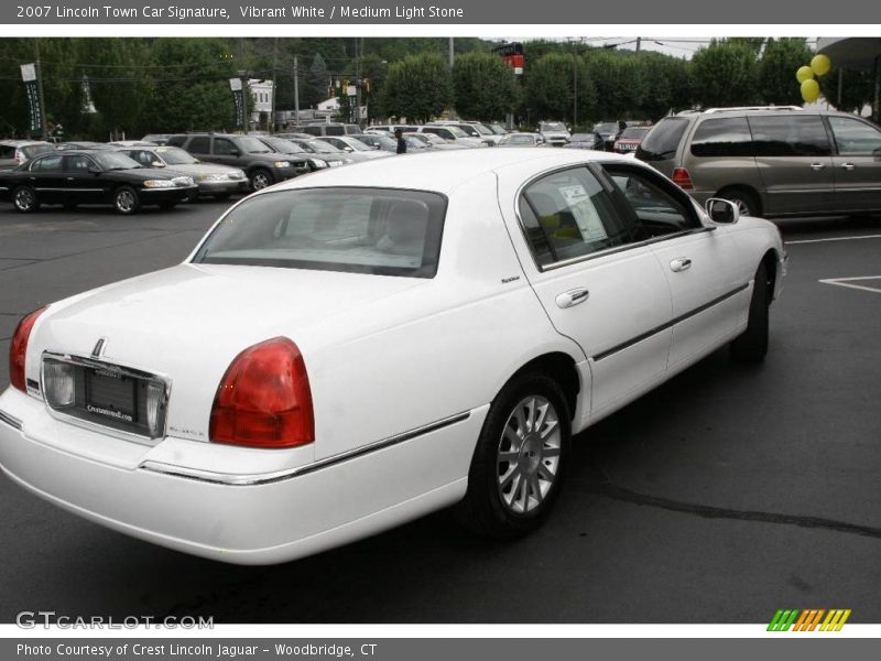 Vibrant White / Medium Light Stone 2007 Lincoln Town Car Signature