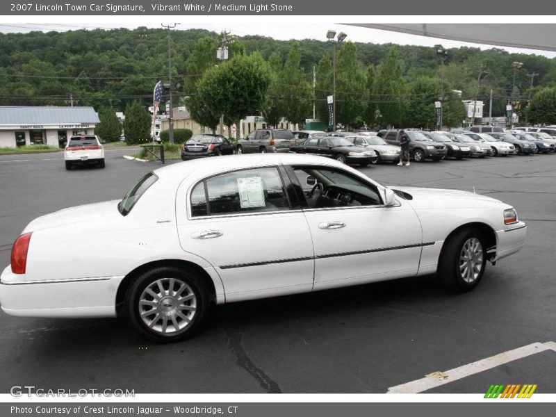 Vibrant White / Medium Light Stone 2007 Lincoln Town Car Signature