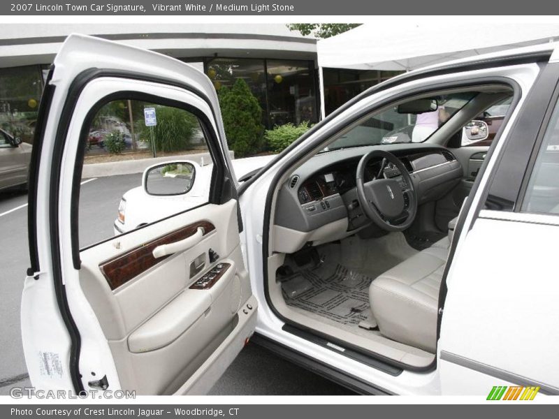 Vibrant White / Medium Light Stone 2007 Lincoln Town Car Signature