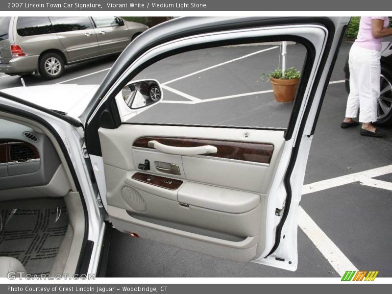 Vibrant White / Medium Light Stone 2007 Lincoln Town Car Signature