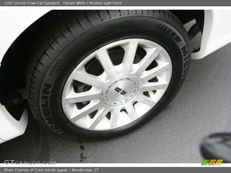 Vibrant White / Medium Light Stone 2007 Lincoln Town Car Signature