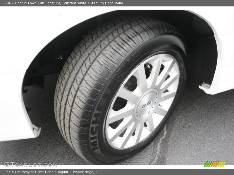 Vibrant White / Medium Light Stone 2007 Lincoln Town Car Signature