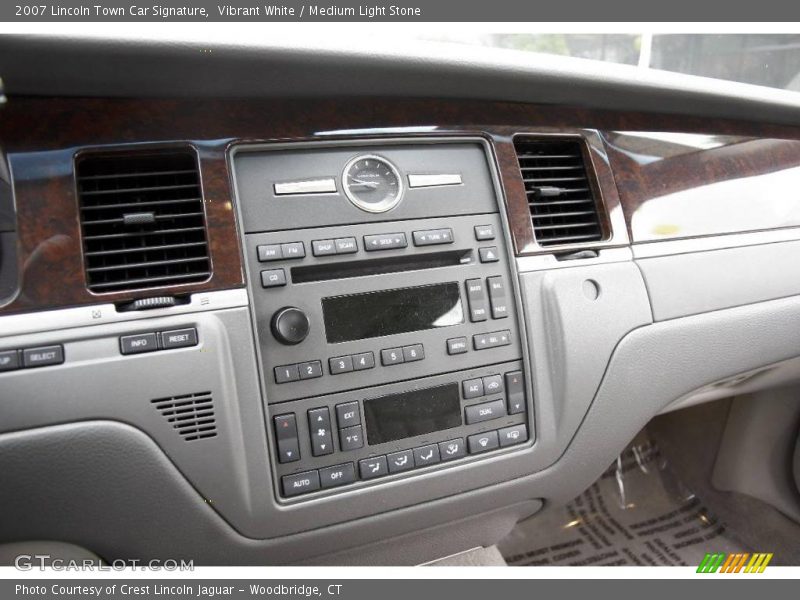 Vibrant White / Medium Light Stone 2007 Lincoln Town Car Signature
