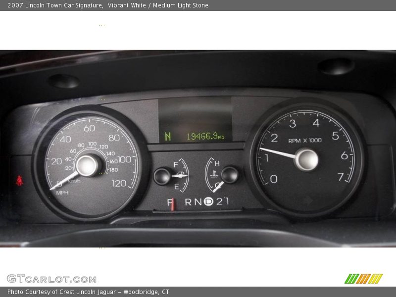 Vibrant White / Medium Light Stone 2007 Lincoln Town Car Signature