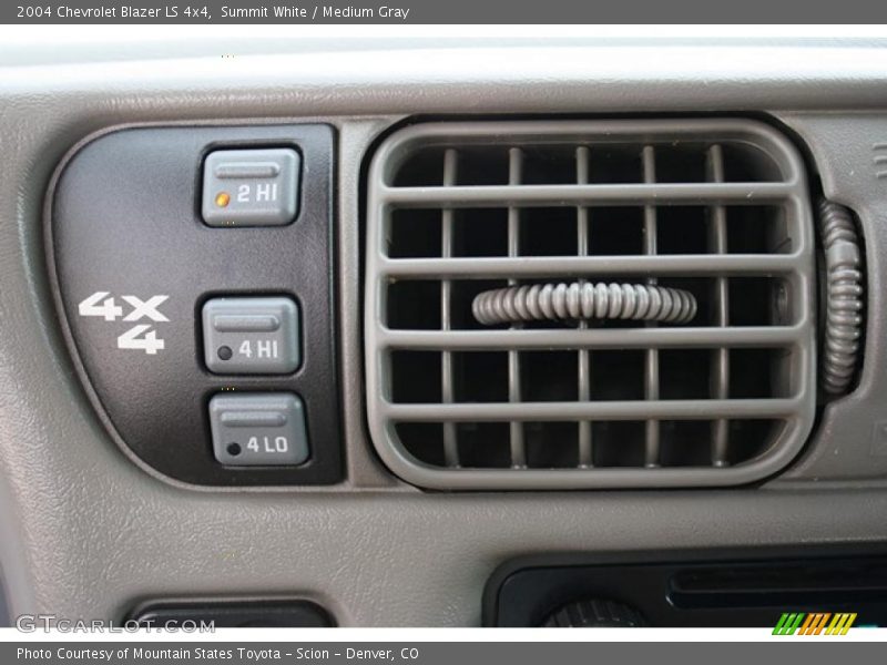 Summit White / Medium Gray 2004 Chevrolet Blazer LS 4x4