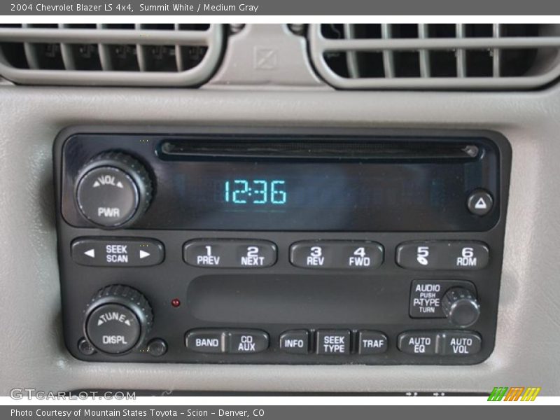 Summit White / Medium Gray 2004 Chevrolet Blazer LS 4x4