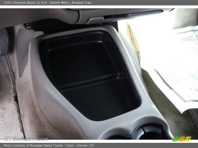 Summit White / Medium Gray 2004 Chevrolet Blazer LS 4x4