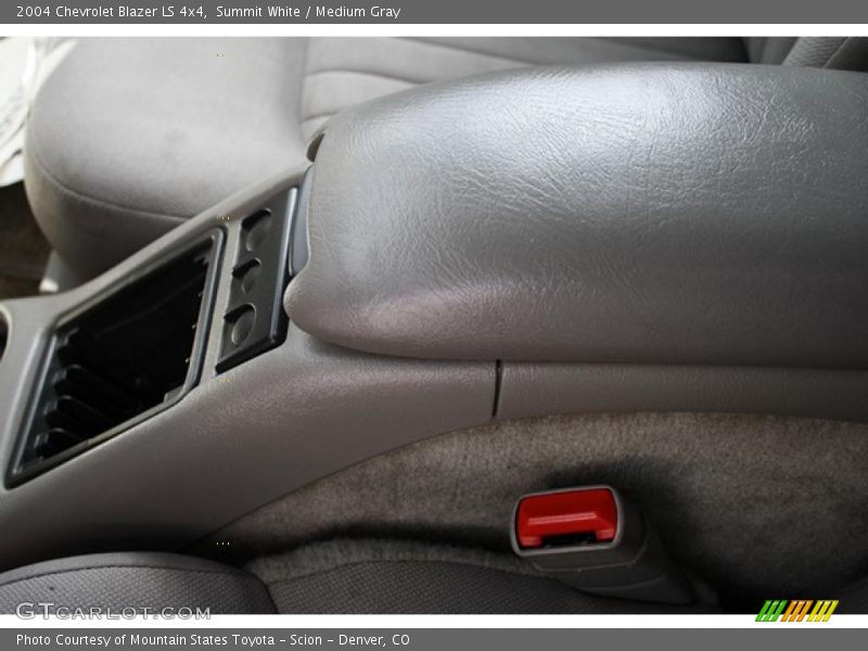 Summit White / Medium Gray 2004 Chevrolet Blazer LS 4x4