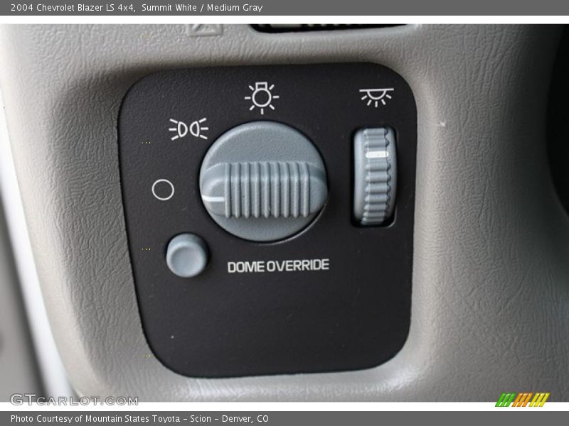 Summit White / Medium Gray 2004 Chevrolet Blazer LS 4x4