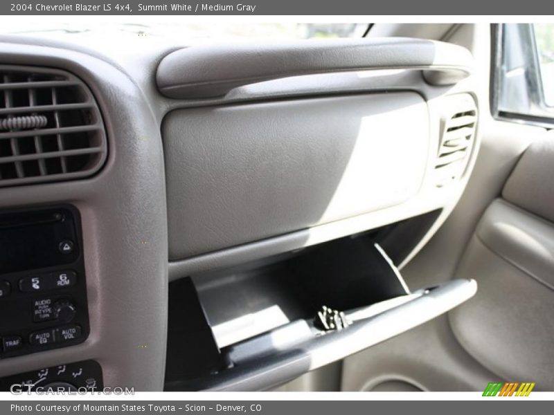 Summit White / Medium Gray 2004 Chevrolet Blazer LS 4x4