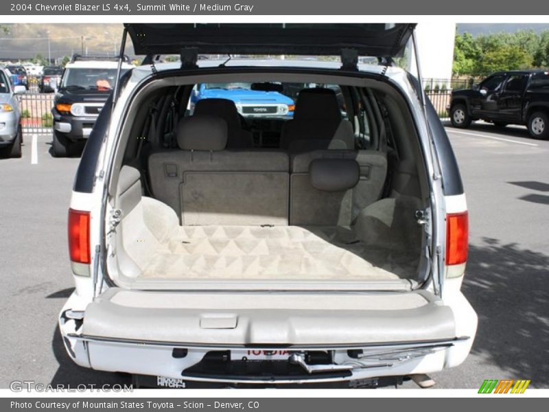 Summit White / Medium Gray 2004 Chevrolet Blazer LS 4x4