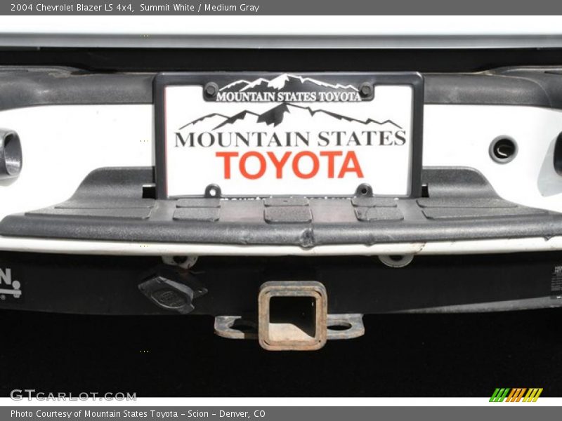 Summit White / Medium Gray 2004 Chevrolet Blazer LS 4x4