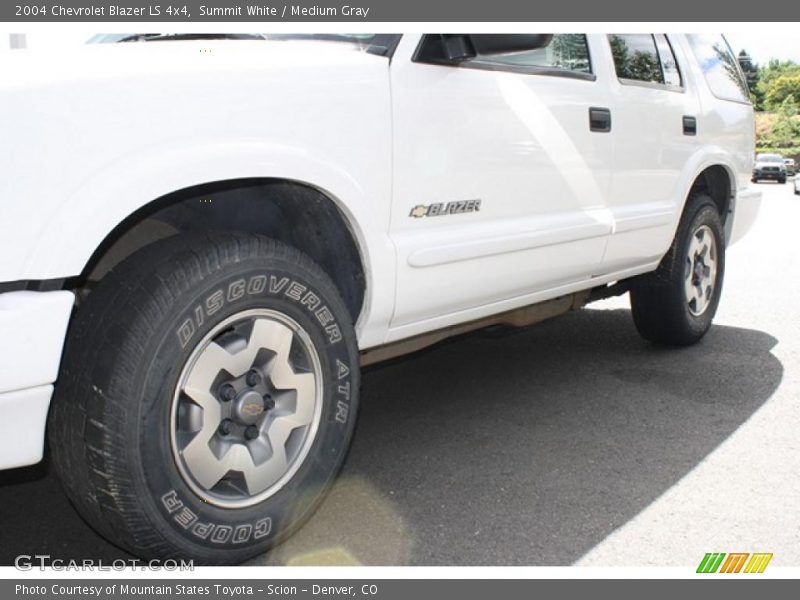Summit White / Medium Gray 2004 Chevrolet Blazer LS 4x4